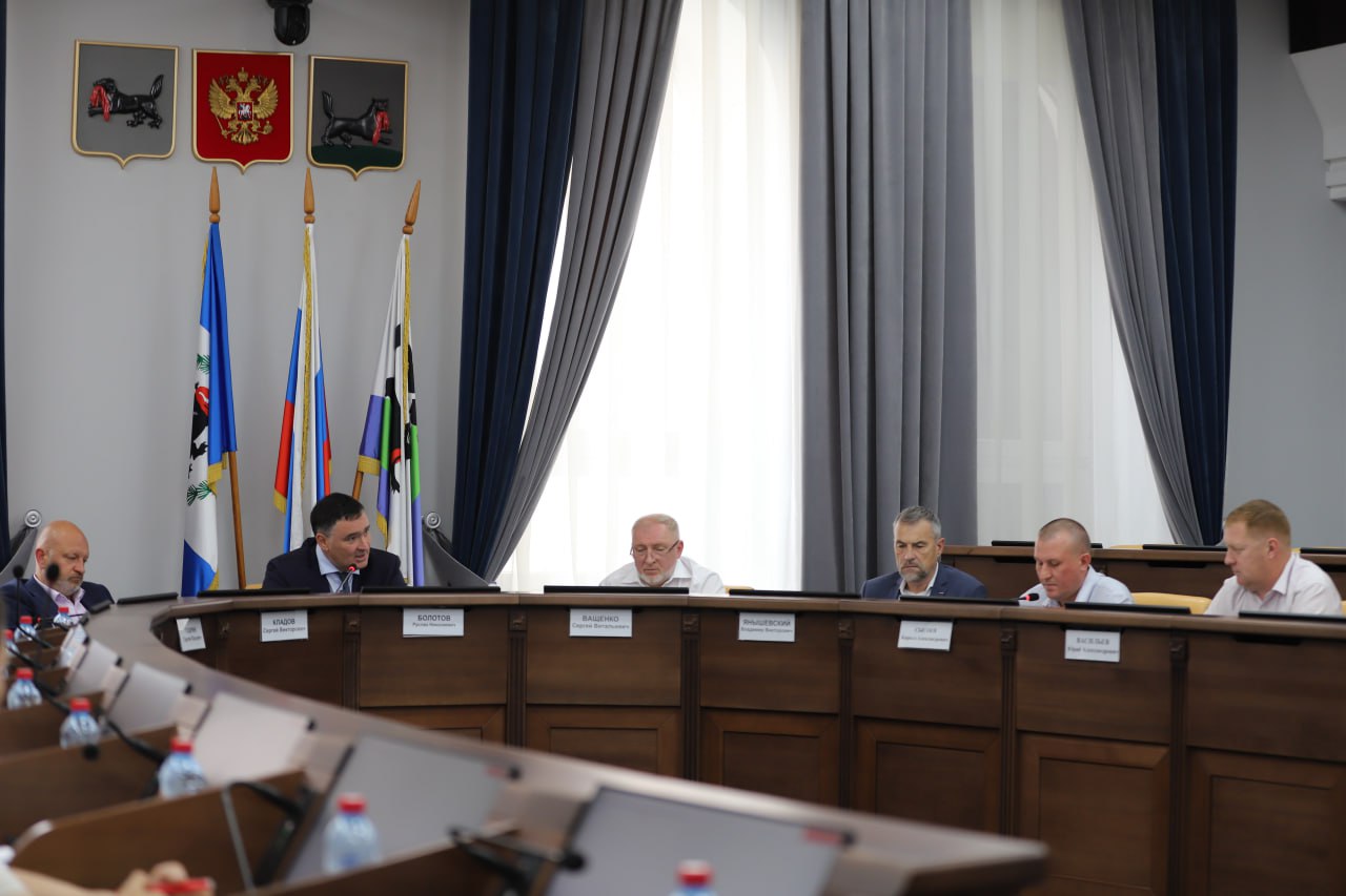 «Разрыли и бросили всё» – часто получаю такие сообщения от горожан. В большинстве своём они касаются проведения земляных работ ресурсоснабжающими компаниями. Собрал совещание с коллегами и представителями организаций, чтобы выработать решение этого проблемного вопроса.   Приведу несколько цифр.     С начала года мы выдали 723 разрешения на производство работ. Из них с восстановлением покрытия сдано чуть больше половины.    Есть чёткий регламент, по которому сетевые организации не могут проводить аварийные земляные работы более 14 дней. Действуют штрафные санкции за неисполнение этих условий. Так, в адрес ресурсоснабжающих организаций направлено 29 претензий на общую сумму более 2 млн рублей.    Среди нарушений: отсутствие ограждений на объектах, информационных табличек, нарушение сроков проведения земляных работ. На некоторых участках наблюдаем просадки грунта. Где-то – некачественное восстановление нарушенного благоустройства.      Моя принципиальная позиция: выполнять работу нужно с уважением к жителям и городу. Да, без замечаний в этой сфере невозможно. Но дисциплина и порядок важны. Пока эти два фактора оставляют желать лучшего. Наша общая задача – добиться того, чтобы работала чёткая система: по срокам, выполнению, контролю качества.