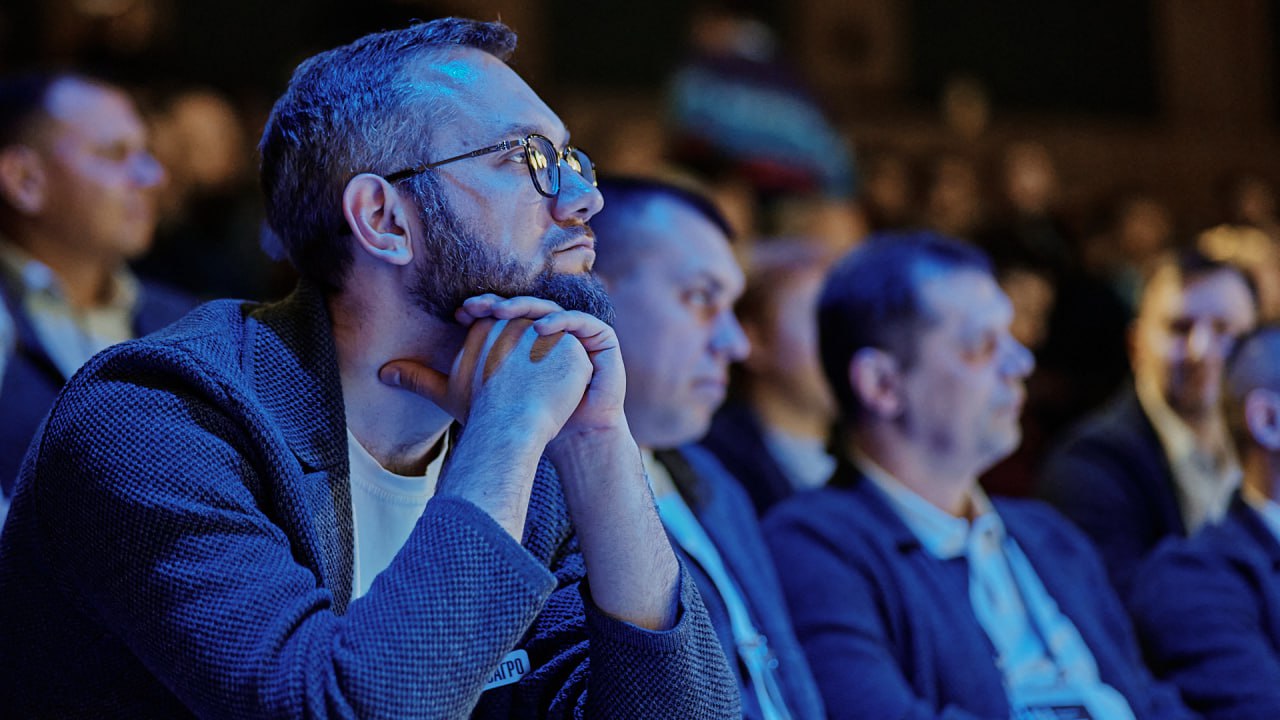 В Мастерской управления Сенеж стартовал финал конкурса Лидеры АПК С 12 по 14 февраля в Мастерской управления Сенеж проходит финальный этап конкурса Лидеры агропромышленного комплекса организованного Президентской платформой Россия страна возможностей совместно с Минсельхозом России В церемонии открытия финала приняла участие заместитель Министра Ксения Шевелкина которая поприветствовала участников Конкурс Лидеры АПК который проводится по поручению Президента стал знаковым событием для нашей отрасли которая нуждается в управленцах способных решать самые амбициозные задачи Очень рада что в нем принимает участие так много высококлассных специалистов в том числе коллеги из наших вузов Здесь вы знакомитесь общаетесь друг с другом и такой обмен компетенциями идеями и энергией действительно бесценен Желаю всем финалистам удачи сказала Ксения Шевёлкина Финалистами конкурса стали 245 управленцев со всей страны В первый день для участников была организована насыщенная образовательная и деловая программа Председатель Комитета Совета Федерации по аграрно продовольственной политике и природопользованию Александр Двойных рассказал о перспективах развития российского АПК а управляющий партнер компании RUSEED Марк Гехт раскрыл тему венчурных инвестиций в отрасли Сегодня участники в формате оценочной конференции в группах решают кейсы моделирующие реальные управленческие вызовы и задачи с которыми сталкиваются руководители в сфере АПК Торжественная церемония награждения победителей которыми станут порядка 50 лучших управленцев пройдет 14 февраля В мероприятии примет участие министр сельского хозяйства РФ Оксана Лут Фото пресс службы Минсельхоза России Подписаться на наш канал в MAX кадры ЛидерыАПК нацпроект МинсельхозРоссии