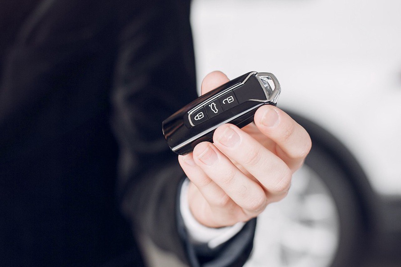 Отжать машину у бойца СВО пытаются по схеме Долиной И опять речь о действиях под указкой мошенников Россиянка Елена некогда продала свой Kia Rio вместе с комплектом шин за 850 тысяч рублей а теперь пытается вернуть его пишут СМИ А ведь автомобиль после этого перепродали его последний собственник боец СВО В суд же бывшая владелица подала спустя несколько месяцев после первой сделки Мадам уверена что ее афера увенчается успехом Сам мужчина сейчас на фронте Елена вместе с адвокатом требует от суда рассмотреть дело без невольного ответчика видимо чтобы было проще отжать честно купленное мужчина же просит инстанцию дождаться его возвращения Подпишитесь на Абзац TG VK Дзен MAX Rutube