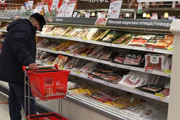 Стоимости минимальной продуктовой корзины в России выросла на 1,9% с начала года.  Об этом сообщил "Руспродсоюз".   Сейчас в среднем по стране стоимость составляет 7 326 рублей.   В ассоциации уточнили, что речь идёт о месячном наборе продуктов на одного человека. В расчёты вошли 33 наименования, в том числе мясо, рыба, молочные продукты, яйца, мука, хлеб, крупы, сахар, овощи и фрукты.   Самая высокая стоимость продуктовой корзины зафиксирована на Чукотке — более 16,5 тысячи рублей, самая низкая в Мордовии — около 6 тысяч рублей.    В Москве такой набор продуктов обойдётся в 8 759 рублей.  Фото и информация: "Говорит Москва"