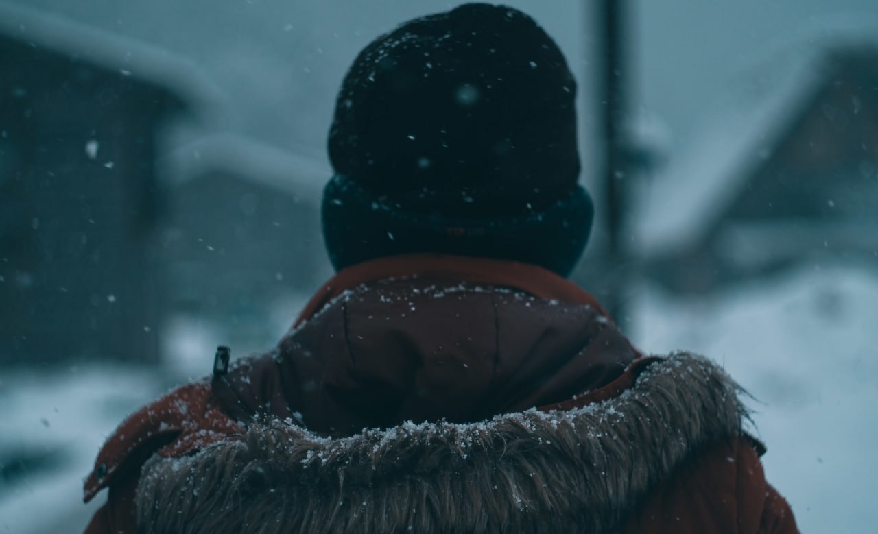 Пятеро мужчин похитили двух детей и вымогали у них деньги Инцидент произошёл вечером 19 декабря 2025 года Группа мужчин похитила несовершеннолетних у ТЦ Воронежский рынок и отвезла их к загородному клубу Там злоумышленники больше четырёх часов удерживали детей угрожая им и применяя насилие В итоге мужчинам удалось забрать банковские карты несовершеннолетних с которых в общей сложности были похищены 180 тысяч рублей Подозреваемых задержали и избрали им меру пресечения в виде заключения под стражу Мужчинам грозит до 12 лет лишения свободы vrn aif ru incidents details pyatero muzhchin pohitili dvuh detey u tc v voronezhe radi deneg aifvrn