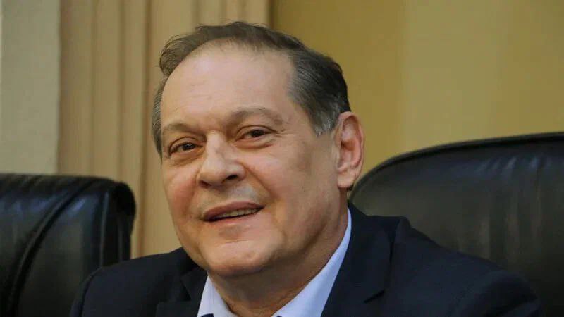 ДЕПУТАТ ГОСДУМЫ ВОЗВРАЩАЕТСЯ В ПРАВИТЕЛЬСТВО Губернатор Саратовской области Роман Бусаргин уволил и. о. зампреда областного правительства Сергея Соколова. Его место займёт депутат Госдумы Александр Стрелюхин. Соколов в областном правительстве курировал сферы строительства, ЖКХ, транспорта. На пост и. о. зампреда его назначили в марте 2024 года. До этого он был министром строительства и ЖКХ. Видимо, Стрелюхину достанутся эти же направления. Это не первый его заход в правительство области. В конце 90-х он был первым заместителем министра жилищно-коммунального хозяйства, в 2006-2012 годах – министром экономического развития и торговли, в 2016-2017 годах – первым зампредом правительства, в 2019-2020 – вице-губернатором – председателем правительства области. Кроме того, руководил разными промышленными предприятиями, был заместителем главы Марксовского и Энгельсского районов и главой Энгельсского, избирался депутатом областной и Государственной думы. Фото: 4vsar.ru