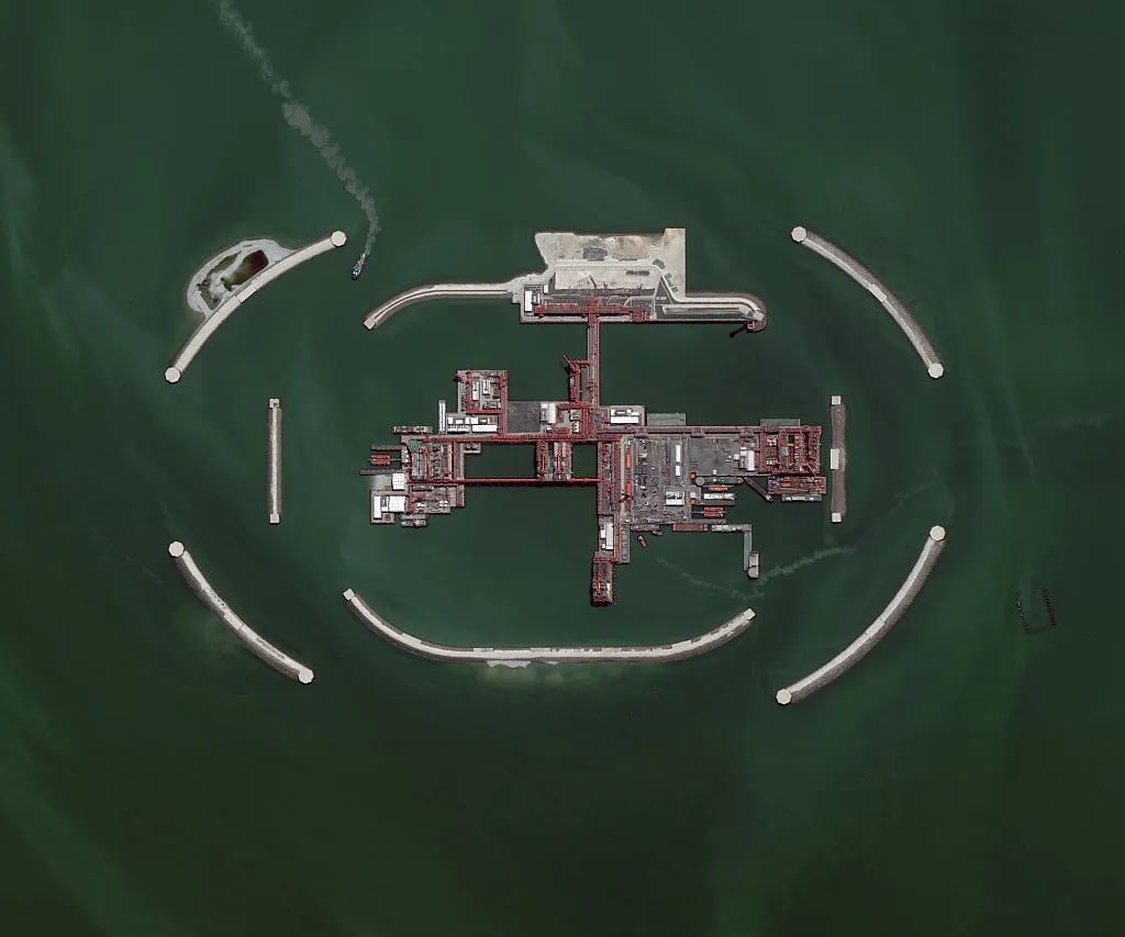 Казахстан ведет переговоры с Exxon Mobil о расширении месторождения Кашаган Казахстан обсуждает с Exxon Mobil возможность разработки неосвоенной части крупнейшего нефтяного месторождения Кашаган сообщает Bloomberg со ссылкой на анонимные источники Переговоры проходят на уровне высокопоставленных чиновников и представителей компании но пока соглашение не достигнуто Проект может значительно увеличить объемы добычи нефти сейчас Кашаган производит около 450 тысяч баррелей в сутки а к 2031 году планируется довести показатель до 700 тысяч после запуска новых газоперерабатывающих мощностей Обсуждение будущего Кашагана связано и с продлением лицензии по проекту Тенгиз где Exxon также является партнером Если нынешние инвесторы не продолжат развитие месторождения КазМунайГаз готов сотрудничать с другими компаниями kursivm kursiv news