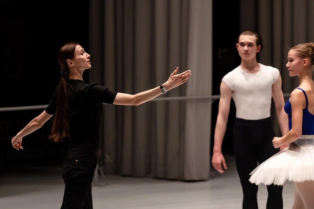 Во Флоренции отменили выступление балерины Светланы Захаровой Музыкальный театр Маджо объявил об отмене двух спектаклей после обращения украинского посольства в Италии Выступления запланированные на 20 и 21 января должны были пройти в рамках авторского проекта Захаровой Па де де на пальцах и для пальцев Pas de deux for toes and fingers в котором также участвовал еe супруг скрипач Вадим Репин В официальном заявлении театра Маджо говорится что балет временно перенесен из за сохраняющейся международной напряженности которая может негативно сказаться на успешном проведении спектакля Зрителям предложено оформить возврат приобретенных билетов Подписаться на Российскую газету в Читать нас в MAX