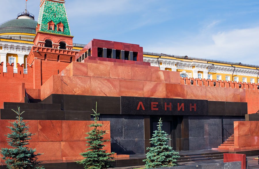 Мавзолей Ленина отреставрируют за ₽19,6 млн Министерство культуры заключило контракт на сумму 19,6 млн руб на проведение противоаварийных и реставрационных работ в Мавзолее Ленина. Работы включают укрепление облицовки, устранение биопоражений, восстановление вентиляции и ремонт конструкций, признанных аварийными. Срок исполнения контракта установлен до 19 июня 2027 года.