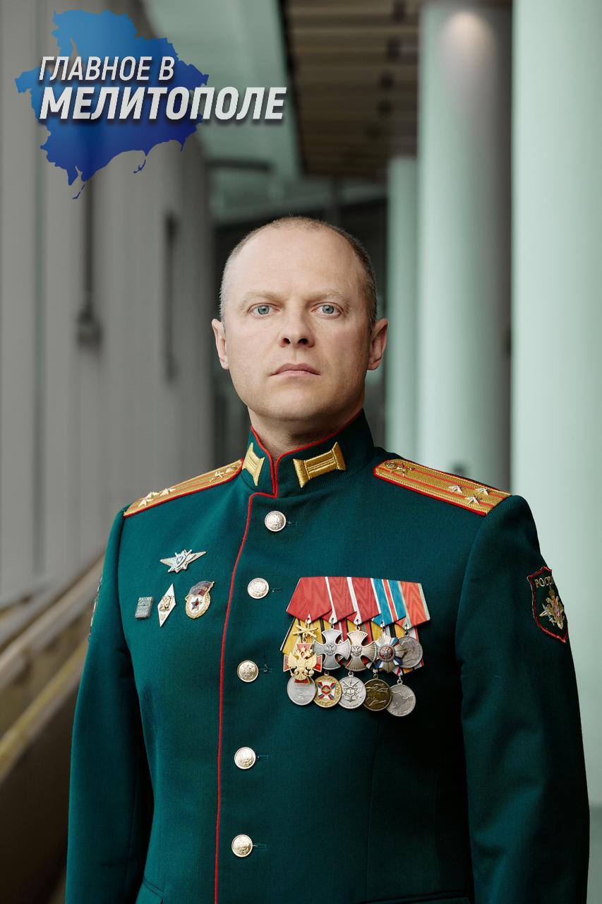 Герой СВО Сергей Карасев стал заместителем главы Самары Участник президентской программы Время героев кавалер ордена За заслуги перед Отечеством и двух орденов Мужества занял должность заместителя главы городского округа Самара Он прошел обучение в Высшей школе государственного управления где его наставником выступал мэр города Иван Носков Ранее более 70 участников программы уже заняли новые государственные и муниципальные должности