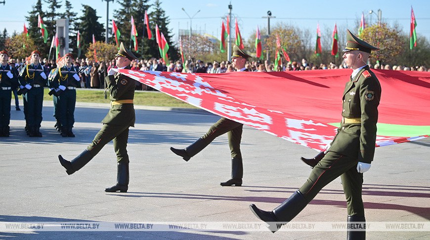 В Минске 11 мая пронесут 500-метровый флаг Беларуси 11 мая в столице состоится масштабная патриотическая акция: 700 человек пронесут огромное полотнище Государственного флага Беларуси от Музея истории Великой Отечественной войны до площади Государственного флага. Длина флага — 500 метров, ширина — 9 метров, вес — более 400 кг. Из-за парусности и внушительных размеров к участию отобрали самых выносливых — но среди них много и женщин. Белта #флаг Подпишись — Минская правда MLYN.by