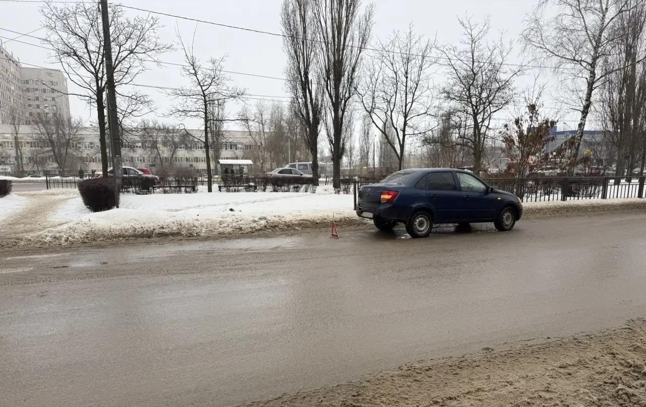 Две 20 летние девушки попали под колёса Lada Granta на проспекте Патриотов в Воронеже ДТП произошло накануне утром 29 января 34 летний водитель легковушки наехал на горожанок когда те переходили дорогу по нерегулируемому пешеходному переходу Одну из девушек с травмами на скорой доставили в больницу Вторая горожанка впоследствии самостоятельно обратилась за медицинской помощью   vrn aif ru incidents crash legkovushka sbila dvuh devushek na peshehodnom perehode v voronezhe aifvrn