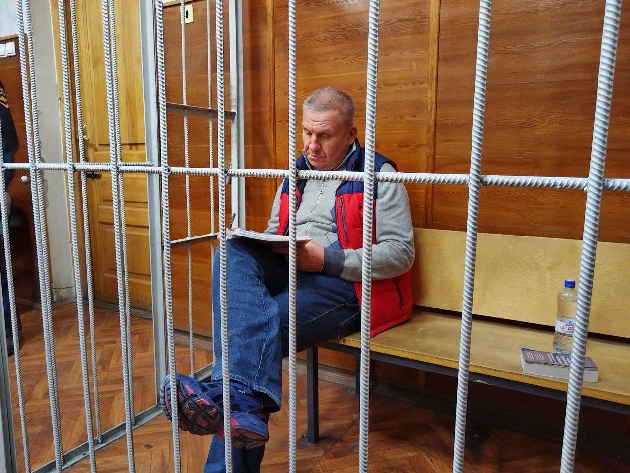 Верх Исетский районный суд Екатеринбурга продлил до 15 февраля срок содержания под стражей предпринимателю Алексею Боброву Он является фигурантом уголовного дела о мошенничестве с бюджетными средствами Общая сумма ущерба по версии следствия составляет 500 млн рублей Кроме Алексея Боброва фигурантом этого уголовного дела являются председатель совета директоров Корпорация СТС Татьяна Черных Ей сегодня срок содержания под стражей также продлили до 15 февраля 2026 года