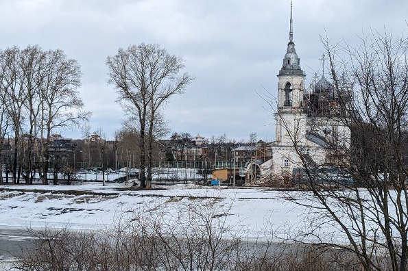 Андрей Накрошаев поручил усилить контроль за безопасностью на водоемах в Вологде  Понижение температуры привело к тому, что водоемы начали покрываться льдом. Но пока он очень тонкий, поэтому выход на него опасен.  Рейды и профилактические мероприятия будут проводиться до конца декабря, особое внимание при этом обратят на детей, которые гуляют  вблизи рек и прудов.