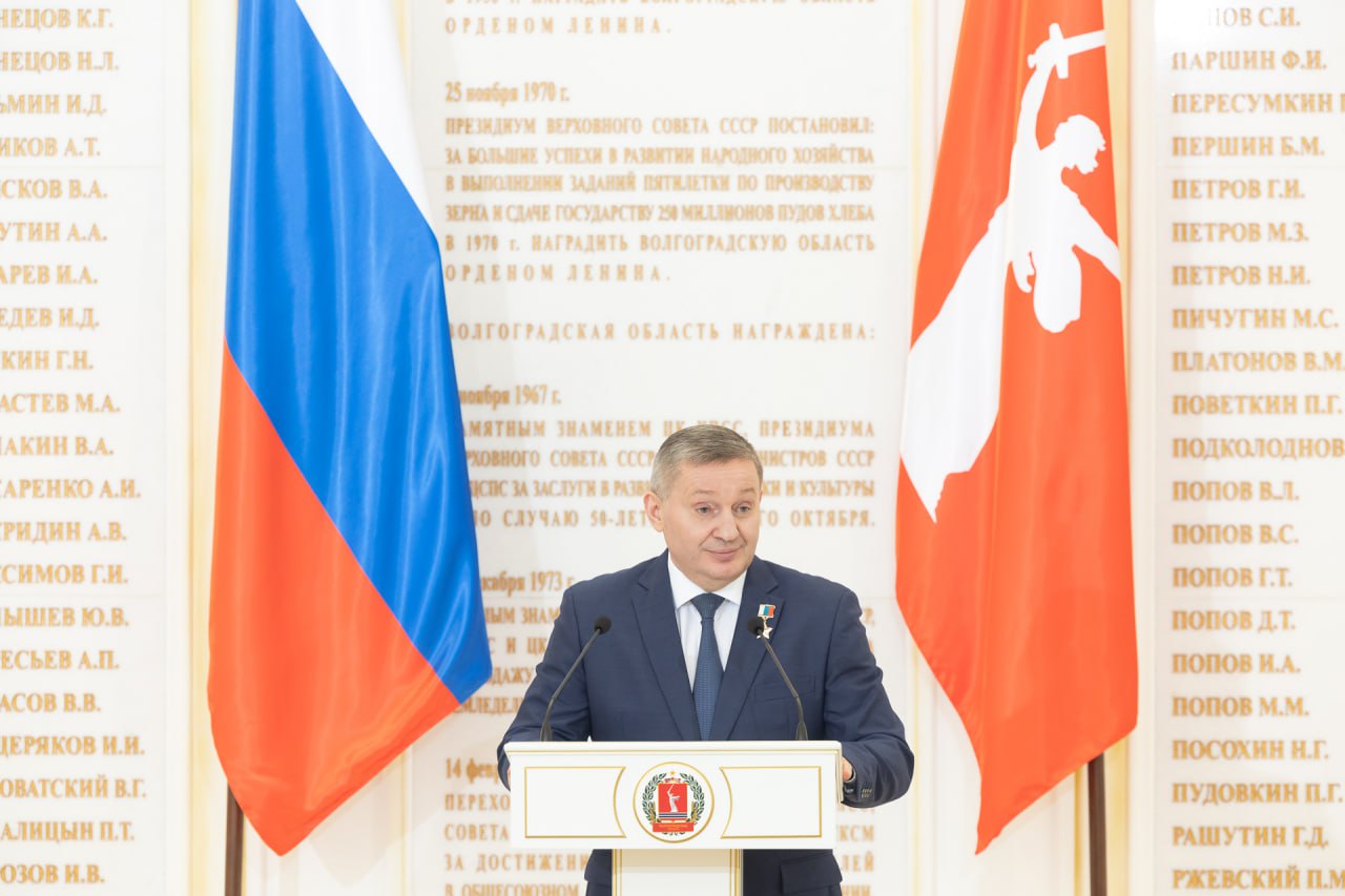 Андрей Бочаров вручил госнаграды жителям Волгоградской области Награждены коллектив ВолгГМУ председатель городского совета ветеранов Александр Струков главврач больницы 25 Марина Королева ректор ВГСПУ Александр Коротков директор краеведческого музея Анатолий Мальченко тренер преподаватель Александр Федотов председатель комитета облдумы Ирина Соловьева замначальника службы информационных программ ГТРК Волгоград ТРВ Ася Костюченко и другие Подписаться Перейти на сайт MAX