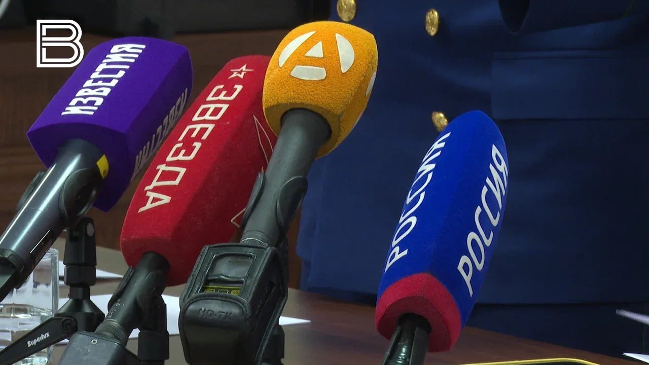 Губернатор Мурманской области Андрей Чибис ответил на предложение организовать поездку студентов журналистов на практику в московский телецентр Останкино Он согласился что такая возможность существует но предложил другой подход Мы вас возьмем на практику сюда в ГТРК я уверен в министерство можем взять на практику сказал Чибис обращаясь к студентке Мурманского арктического университета Он также выразил готовность обучать перспективных студентов на местных площадках однако заявил прямо Лучшие кадры должны быть у нас Все самые важные новости Telegram MAX