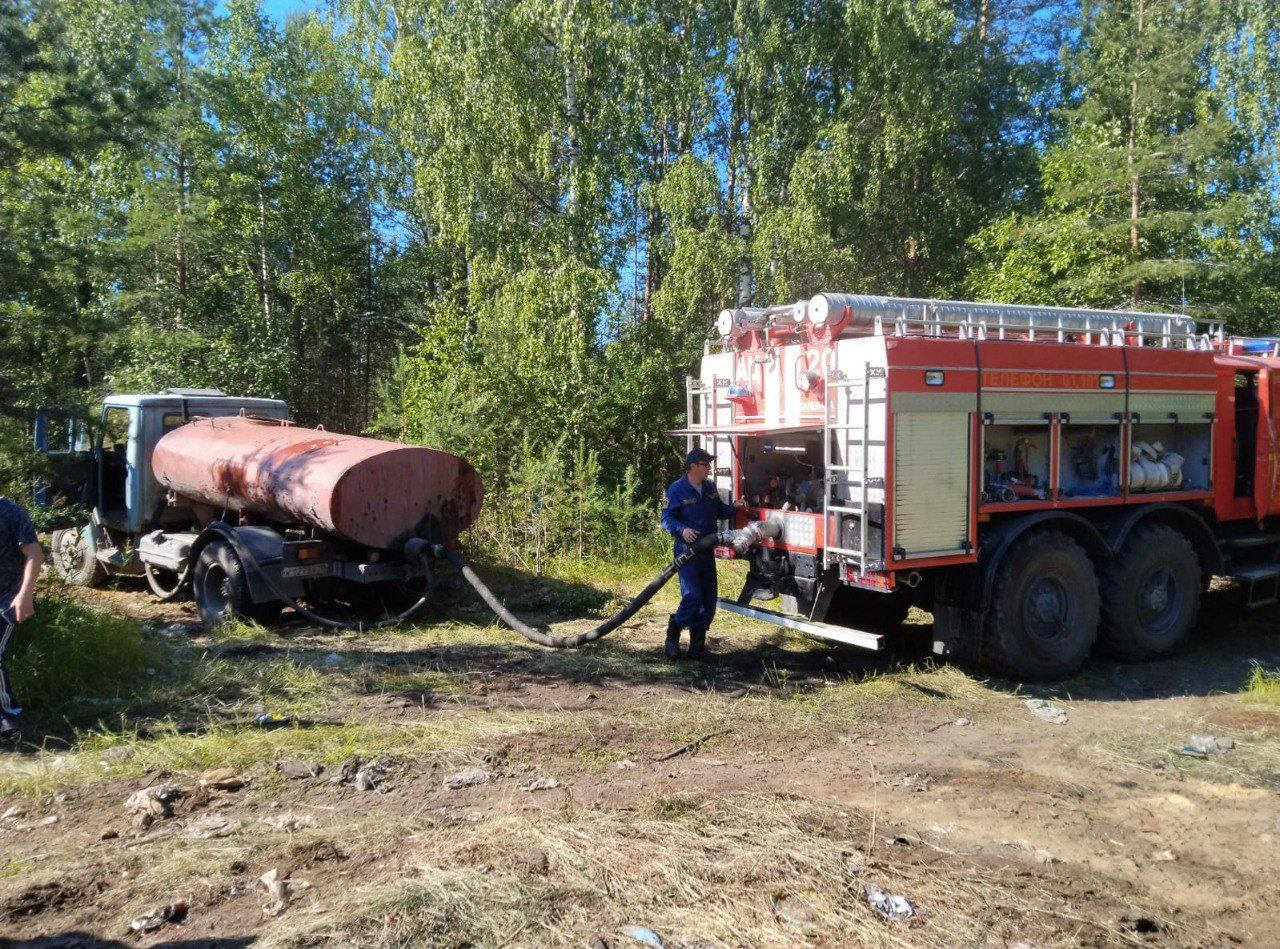 #Калевала #мусор Сегодня в 6 км от поселка Калевала пожарные потушили свалку. Сообщение о возгорании поступило в 09.03. Когда через десять минут спасатели добрались до свалки, обнаружили, что огонь может перекинуться на лес. Для ликвидации пожара привлекались трактор и водовозная машина. Площадь горения составила 100 кв. м. На ликвидацию пожара ушло больше 2,5 часов.