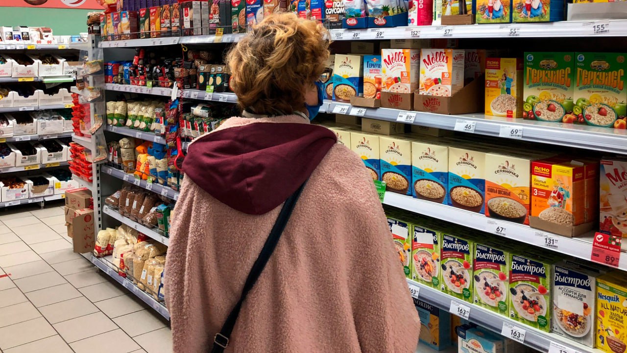 В Госдуме хотят ввести единую меру измерения веса товаров в магазинах Такое предложение было направлено министру промышленности и торговли Антону Алиханову и руководителю Роспотребнадзора Анне Поповой Авторы инициативы обратили внимание на то что покупателей вводит в заблуждение указание цены на один и тот же товар в разных единицах измерения Например цена за упаковку у одного и за 100 г у другого Так депутаты предлагают установить обязательное указание полного веса товара только в граммах или только в килограммах Согласны Подписаться на truekpru Читать нас в MAX