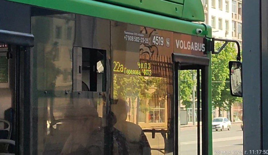 Неработающие кондиционеры в автобусах 22а  Неожиданно для многих перевозчиков наступила жара. В нарушение условий контрактов и нормативных требований по температуре в салоне некоторые перевозчики лукавят и не включают установленные в транспорте кондиционеры. Причины открытых форточек и неработающих кондиционеров разные. Кто-то экономит на топливе, кто-то время на дозаправке, а есть и такие, кто не может совладать с новой техникой или перестроиться на новый уровень обслуживания пассажиров.   В целом проверку транспорта на постоянной основе осуществляет контрольно-ревизионный отдел. Но ряд показательных жалоб от жителей в последнее время было на маршрут 22а, поэтому сегодня лично решил его проверить. По итогу на нескольких автобусах сразу выявлено много нарушений: - неработающие кондиционеры - невывод температуры в салоне на бегущую строку - грязь на полу и потолке - сломанные поручни и плафоны освещения, отсутствие молотков - нарушения по дизайн-коду экипировки - и другие.   По всем нарушениям составлен акт, перевозчику ООО Альфа будет выставлен штраф согласно заключенному контракту. Ежедневные проверки будут продолжены, особенно по кондиционерам. Буду лично повторно проверять этот и другие маршруты.   В комментариях пишите, на какие маршруты обратить внимание в первую очередь