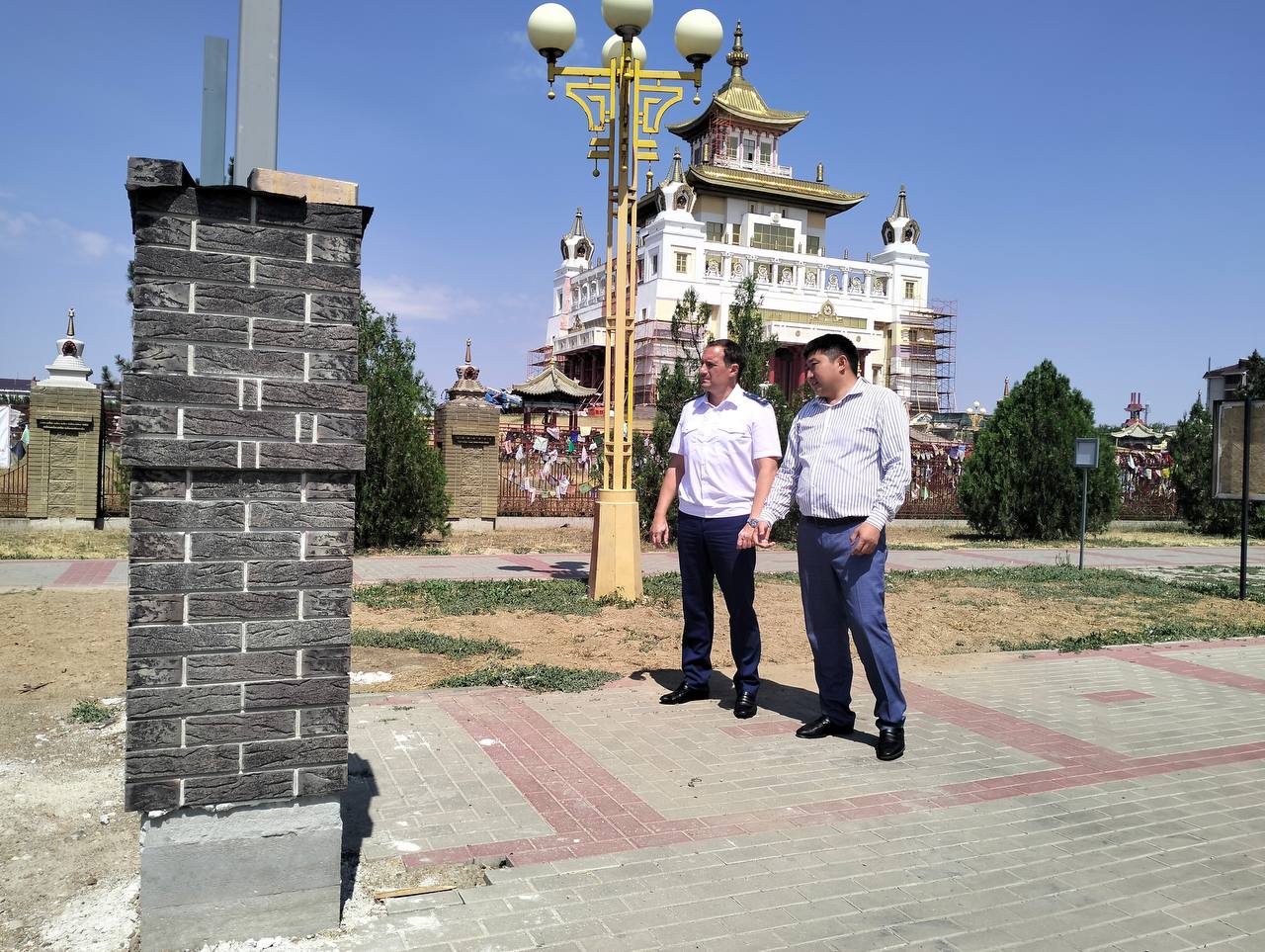 В Элисте в прокуратуре республики состоялось совещание по вопросам, связанным с благоустройством территории и ремонтом улично – дорожной сети столицы. Были обсуждены актуальные вопросы, связанные с ходом и результатами выполнения работ. Особое внимание уделено мерам, принятыми для своевременного завершения указанных работ подрядчиками. И.о. прокурора РК Александр Мухаев проверил ход обустройства остановочных павильонов, ремонта фонтанов культурного комплекса «Пагода Семи дней», парковой зоны по ул. В.И. Ленина, а также автомобильных дорог по улицам Илюмжинова и Чограйская. Надзорное сопровождение будет продолжено. Фото: kalmprok - Прокуратура Республики Калмыкия Быть в курсе Прислать новость Также подписывайтесь на главный новостной канал ВГТРК в MAX – «Вести»