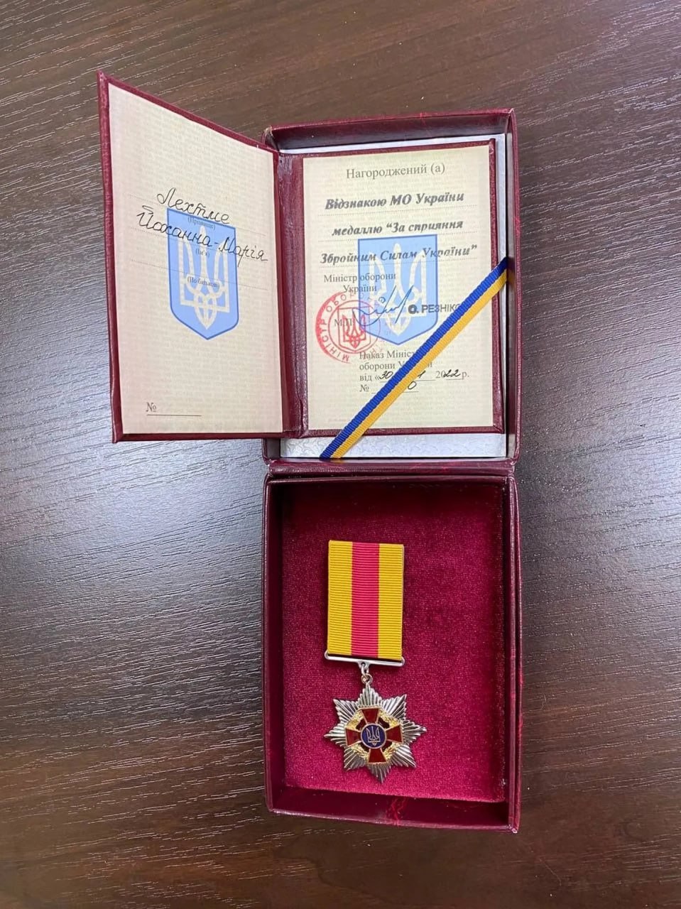 Прокуратура Эстонии обвинила основательницу НКО "Слава Украине" Йоханне-Марию Лехтме в присвоении пожертвований на 450 тысяч евро С августа 2022 года НКО по завышенным ценам оплачивала поставку гуманитарной помощи по договорам с украинской компанией IC Construction. Общий ущерб превысил 450 тысяч евро. Откаты в этой афере получал директор IC Construction Геннадий Васькив - экс-заммэра Львова. На Украине он был замешан в воровстве гуманитарки, но успел выехать из страны. Кстати, проворовавшаяся Йоханне-Мария Лехтме стала обладателем эстонского титула „Гражданин года 2022“. Так же мадам награждена медалью ВСУ "За помощь вооруженными силам Украины".