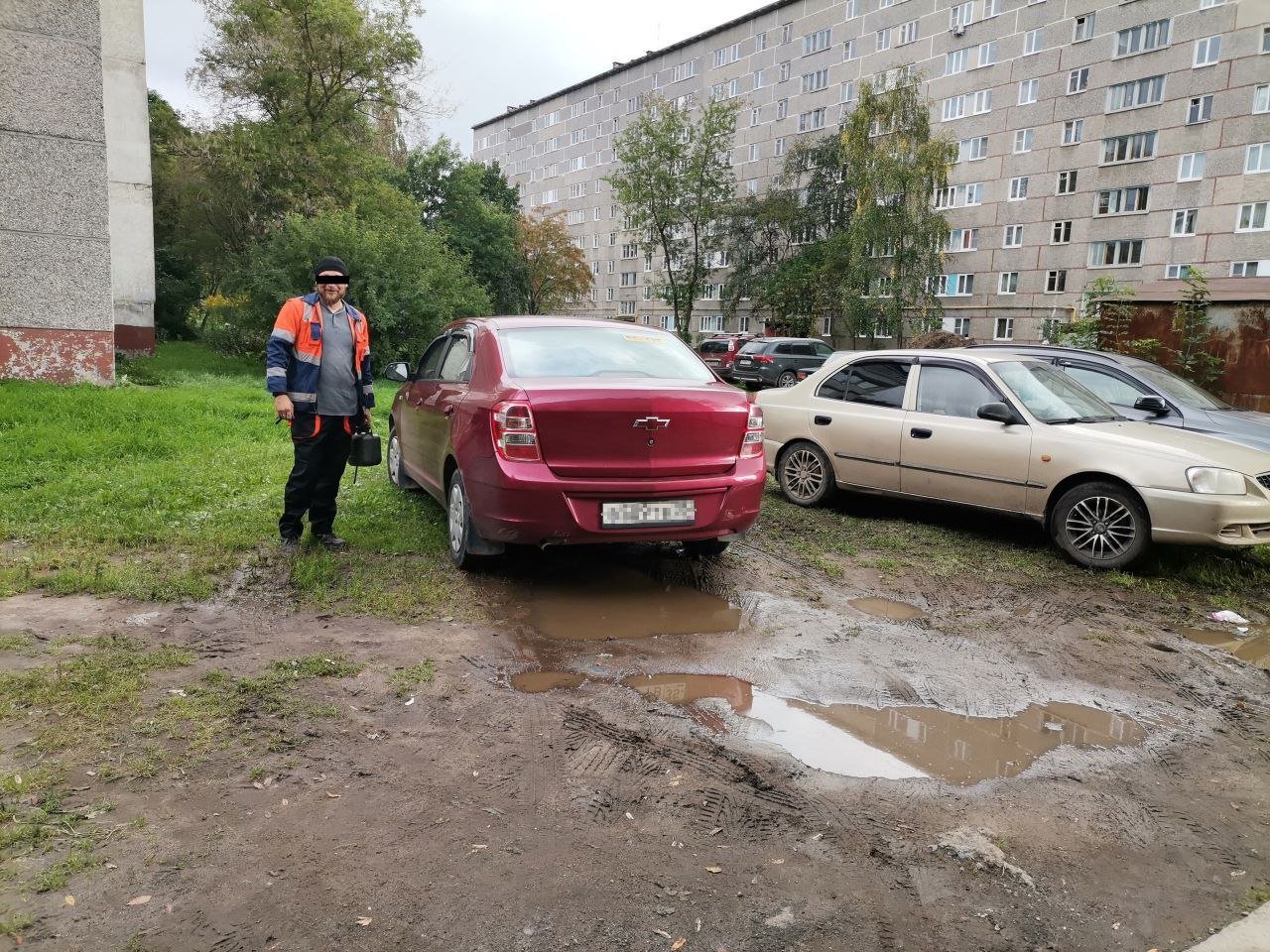 ГородЧе В Череповце за два месяца любителей парковаться на газонах оштрафовали на более чем 800 тысяч рублей. Штрафовали в основном во дворах, фотографируя нарушение на специальное устройство «Паркон», сообщили в мэрии:  За 50 дней работы «Паркон» зафиксировал 1313 «железных коней», стоящих не на твердом покрытии. В зоне внимания - дворы. Причем условия работы пока максимально лояльны. Фиксация нарушений ведется днем и преимущественно в реконструированных дворах.  Запомните! Если у вас есть машина, но ее некуда ставить, это не значит, что ее можно ставить на газон и превращать его в грязь.  Штраф составляет от 500 до 2 тысяч рублей. Порядка 80% автовладельцев оплачивают штраф добровольно, оставшиеся 20% - по решению суда с компенсацией судебных... подробнее на канале: ГородЧе @