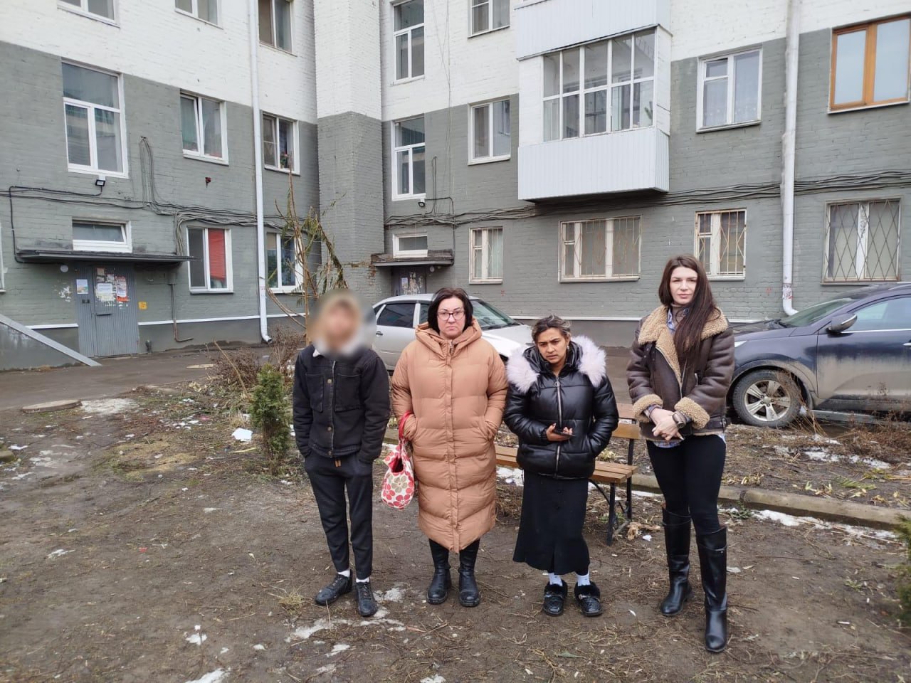 Двое подростков из Орловской области обвиняются в серии краж, грабежей и угоне авто. В Орловской области завершено расследование уголовного дела в отношении двух несовершеннолетних, подозреваемых в совершении 21 эпизода имущественных преступлений. Об этом сообщает региональный Следственный комитет. По данным следствия, один из фигурантов ранее судимый за то, что в декабре 2023 года в Смоленске ограбил прохожего, похитив его телефон и банковскую карту, с которой затем снял деньги. Позже, с января по август 2024 года, подростки объединились в группу и совершали кражи в Орле и Орловском округе. Они похищали металлические изделия, автозапчасти, продукты из магазинов, а также угнали автомобиль. По данным следствия, этими действиями был причинён ущерб 19 потерпевшим на сумму более 670 тысяч рублей. Предварительное следствие завершено, уголовное дело направлено в суд. Подросткам инкриминируются грабёж, кража и угон по соответствующим статьям УК РФ. Фото: СУ СКР по Орловской области