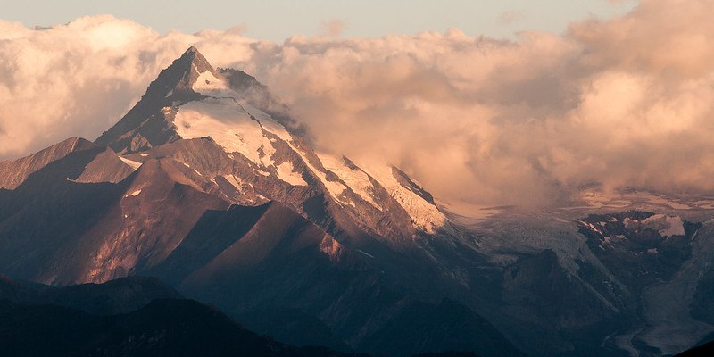 В Австрии будут судить альпиниста который бросил девушку во время восхождения на гору Гросглокнер Мужчину обвиняют в непредумышленном убийстве по неосторожности 36 летний Томас и 33 летняя Керстин начали подниматься на вершину 18 января 2025 года Они шли более 17 часов но в пути погода резко испортилась Ночью мужчина оставил девушку в состоянии полного изнеможения примерно в 50 метрах ниже вершины и пошел за помощью Однако та ей не понадобилась женщина замерзла насмерть Обвинение посчитало что Том как опытный альпинист неверно оценил риски и поэтому несет ответственность за смерть девушки Его также обвиняют в халатности поскольку он не позвонил в службу спасения до наступления темноты и не отправил сигналы бедствия пролетающему спасательному вертолету Теперь Томасу грозит 3 года тюрьмы Больше новостей в Daily News