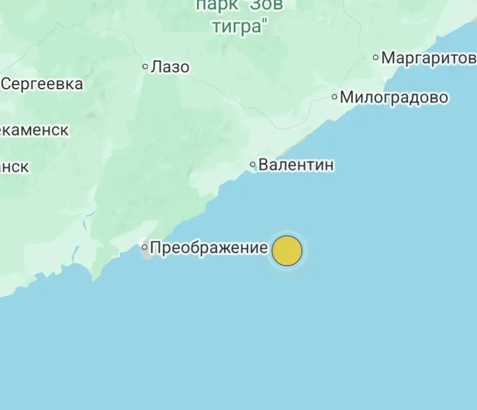 В Японском море у берегов Приморья произошло глубокофокусное землетрясение У берегов Лазовского района Приморского края зафиксированы подземные толчки Землетрясение магнитудой 4 4 произошло в акватории Японского моря на участке между населенными пунктами Преображение и Валентин По данным сейсмологов эпицентр находился примерно в 43 километрах к востоку от Преображения Очаг залегал на значительной глубине более 400 километров Именно большая глубина залегания стала причиной того что колебания земной коры не ощущались на поверхности и не привели к повреждениям Читайте нас в MAX Deitaru