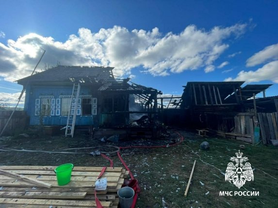 В Тулунском районе мужчина вернулся в горящий дом и получил тяжелые ожоги Хозяин жилища хотел спасти документа    Читать подробнее на сайте...