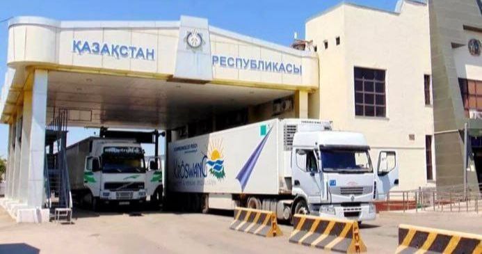 В Казахстане предлагают перевести КПП на границе с Кыргызстаном на круглосуточный режим  Минтранс Казахстана вынес на общественное обсуждение проект постановления, касающийся деятельности автомобильных пунктов пропуска на границе с Кыргызстаном.  Пункт пропуска «Камышановка» планируют переименовать в «Аксу»  сопредельный КПП «Томенку-Чуй» , а также изменить режим его работы со «светлого времени суток» на «круглосуточный».  Кроме того, запланирована смена статуса пунктов пропуска «Камышановка» и «Бесагаш» на «многосторонний международный».  Читайте также: В Кыргызстане выделят $2,7 млн на обеспечение электричеством КПП «Бедель»   Logistan.info   Логистика   Экономика