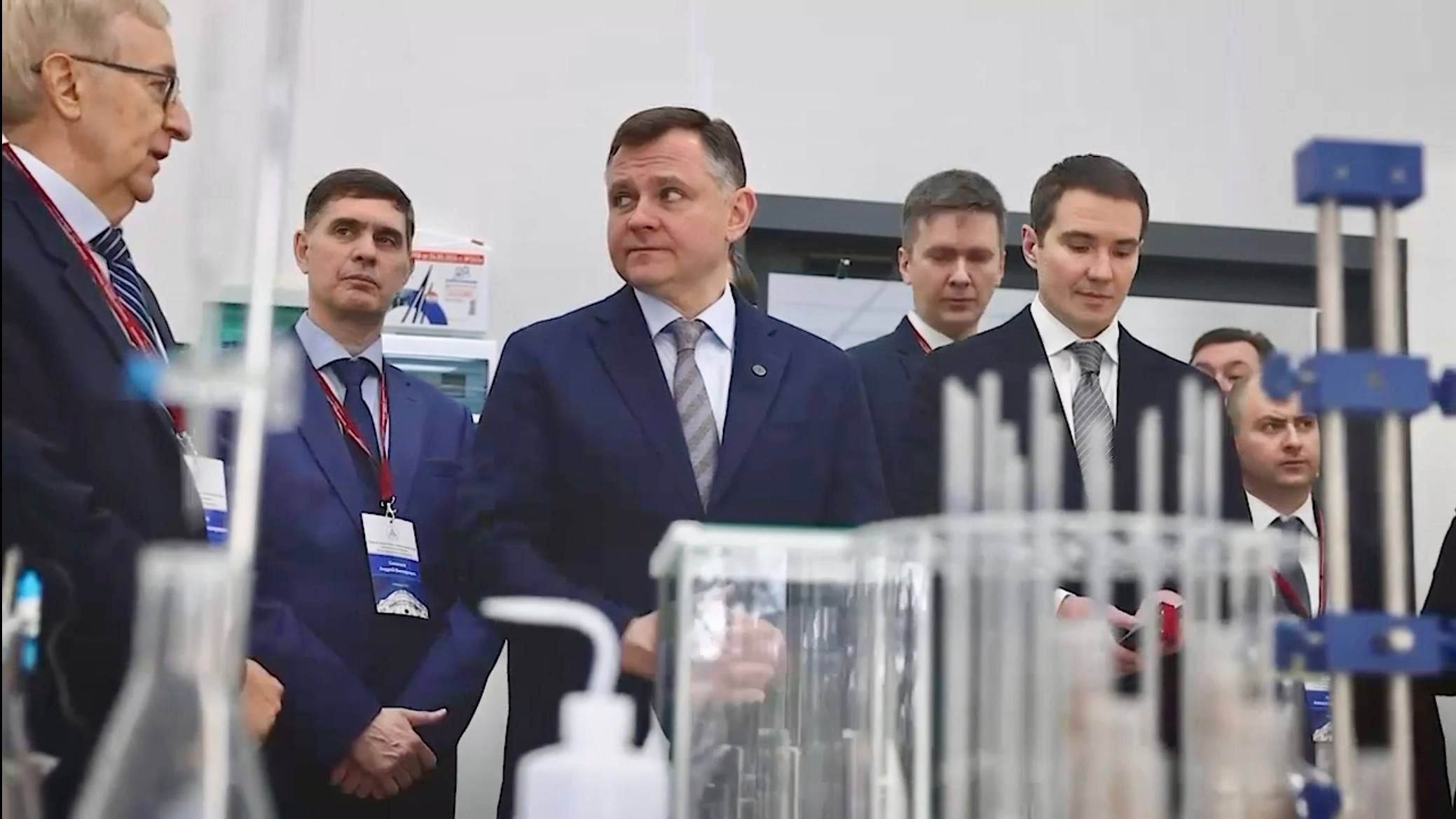 От лаборатории до производства в Ростовской области открылся Центр микро и малотоннажной химии на базе ЮФУ   Вчера в Ростове на Дону состоялось знаковое событие для научно технологического развития региона торжественное открытие Центра микро и малотоннажной химии и химического инжиниринга на базе Южного федерального университета   Центр создан в рамках национального проекта Новые материалы и химия при поддержке Министерства науки и высшего образования и Минпромторга России Это один из девяти инжиниринговых центров в стране цель которого ускорить переход от фундаментальных исследований к готовым технологиям и продуктам   В церемонии приняли участие глава региона Юрий Слюсарь заместитель министра науки и высшего образования РФ Денис Секиринский первый заместитель губернатора Александр Скоков заместитель губернатора Андрей Фатеев министр промышленности и энергетики Ростовской области Андрей Савельев министр образования Ростовской области Тамара Шевченко ректоры ведущих ВУЗов региона руководители и эксперты ключевых предприятий партнеров   Что делает Центр уникальным Первая в России интеллектуальная микрофлюидная платформа управляемая ИИ полный цикл разработки от цифрового моделирования до опытного производства прямая кооперация с индустрией партнерами выступили Титан СИБУР РТ Эпафлекс МинПромЭнерго РО Ростовская область НациональныеПроекты НовыеМатериалы Химия Промышленность Наука Кадры ЮФУ