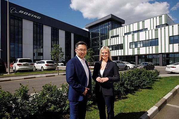 Boeing завершил IV квартал с чистой прибылью свыше 8 млрд Американский концерн Boeing один из крупнейших мировых производителей авиационной космической и военной техники в четвертом квартале 2025 года нарастил выручку в 1 6 раза и завершил период с внушительной прибылью благодаря продаже части активов Digital Aviation Solutions Об этом сообщает Интерфакс со ссылкой на данные концерна В октябре декабре чистая прибыль компании составила 8 22 млрд или 10 23 на акцию против убытка в 3 87 млрд или 5 46 на акцию годом ранее Показатель включает положительный эффект от продажи сегментов Digital Aviation Solutions инвесткомпании Thoma Bravo в размере 9 6 млрд Скорректированная квартальная прибыль Boeing составила 9 92 на акцию тогда как опрошенные LSEG эксперты прогнозировали убыток на уровне 0 39 на акцию aviaru net n291924