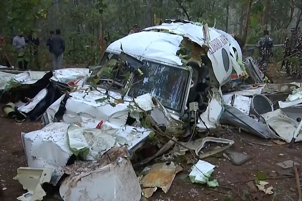 В Индии разбился медицинский самолет Выполнявший медицинский рейс самолет на борту которого находились семь человек разбился в понедельник вечером в индийском штате Джаркханд Об этом сообщает ТАСС со ссылкой на Главное управление гражданской авиации Индии DGCA Воздушное судно Beechcraft C90 авиакомпании Redbird Airways направлялось из города Ранчи в Нью Дели Примерно через 23 минуты полета связь с экипажем была потеряна а борт исчез с радаров Катастрофа произошла в труднодоступной лесистой местности что осложняет спасательную операцию Все семь человек находившиеся на борту медицинского самолета погибли Об этом говорится в распространенном сообщении полиции района Чатра где произошла катастрофа aviaru net n292777