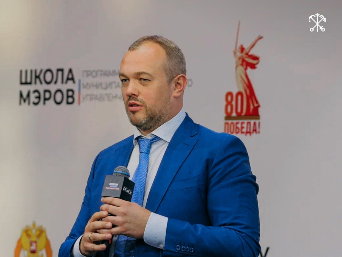 Главы петербургских муниципалитетов в «Школе мэров» освоили эффективные практики управления, которые будут применять в Северной столице. На протяжении всей программы участники из разных регионов изучали национальные цели развития, экономику муниципалитетов, хозяйственную деятельность и другие темы. Заключительный модуль обучения прошёл с 2 по 5 июня в Мастерской управления «Сенеж». «Главная цель курса — применить знания и внедрить новые успешные практики в муниципалитетах», — отметил замначальника Управления Президента РФ по внутренней политике Евгений Грачев. Также Ирина Гусева, сопредседатель ВАРМСУ, подчеркнула, что «Школа мэров» — инструмент формирования компетентного муниципального управленца. Петербург представляли главы муниципальных образований: • округа Васильевский — Дмитрий Иванов; • посёлка Шушары — Авенир Казанцев; • города Зеленогорск — Дмитрий Чечин. Их проекты направлены на улучшение городской среды и развитие местных инициатив.