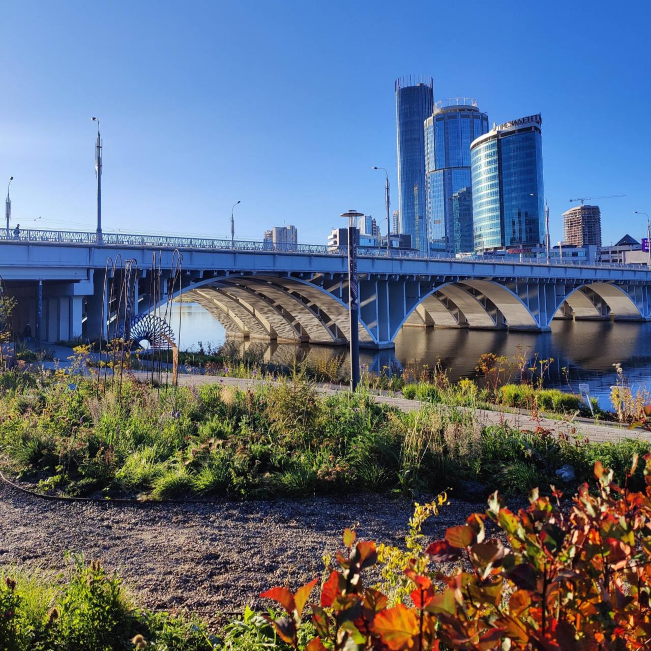 Макаровский мост оборудуют системой безопасности за 51 миллион рублей Здесь появится система видеонаблюдения охранная сигнализация громкоговорители и защитные ограждения Стоимость проекта составит 51 миллион рублей средства выделят из бюджета Работы должны быть завершены к ноябрю 2026 года Новости Екб тут SvetEKB