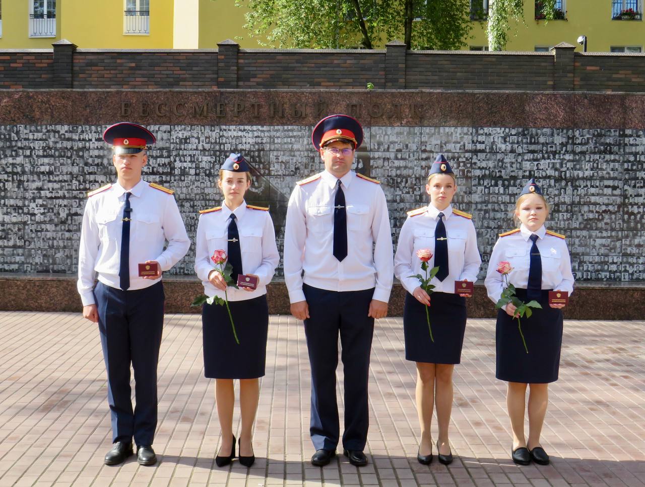 В Смоленске состоялась торжественная церемония приема на службу выпускников Московской академии СК России   Сегодня для четверых вчерашних студентов Московской академии Следственного комитета, решивших посвятить себя служению России и Закону, особый день, наполненный чувством гордости и ответственности, - в присутствии и.о. руководителя регионального управления А.С. Киселева они торжественно приняли Присягу сотрудника Следственного комитета Российской Федерации.   Мероприятие прошло в историческом месте Смоленска – в сквере Памяти Героев, где у крепостной стены захоронены защитники Отечества, отдавшие жизни за мир и свободу родной земли. Это место подчеркивает важность и торжественность момента, связывает молодых следователей с традициями служения и подвигами предыдущих поколений защитников Родины и придает церемонии особое духовное и патриотическое значение.   С приветственным словом перед офицерами выступил и.о. руководителя СУ СК России по Смоленской области полковник юстиции Андрей Сергеевич Киселев. Он вручил им служебные удостоверения, поздравил с успешным завершением учебы и пожелал никогда не забывать слова данной ими сегодня Присяги, быть верными долгу, становиться настоящими профессионалами и твердо стоять на страже интересов граждан, общества и государства.   Молодые следователи поклялись быть беспристрастными и непримиримо бороться с любыми нарушениями закона. Их ждет долгий профессиональный путь, на котором они всегда смогут рассчитывать на поддержку наставников и опытных коллег.   Сегодня ряды Следственного комитета пополнили новые специалисты, готовые защищать справедливость в Вяземском, Демидовском, Рославльском и Заднепровском межрайонных следственных отделах. Пусть их служба будет благородной и успешной, а их вклад — весомым для нашей Родины!   В завершение мероприятия офицеры СК возложили цветы к Вечному огню и почтили память павших воинов минутой молчания.