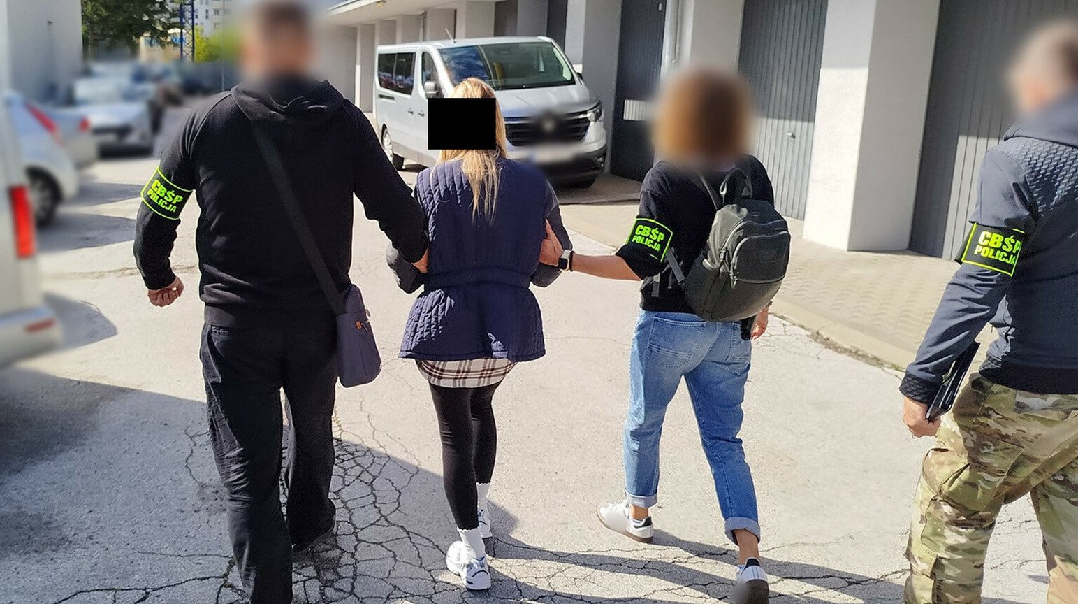 Элитные авто в обход санкций шли в РФ через Казахстан Польская полиция задержала 20 человек по делу о переправке 600 люксовых автомобилей в Россию и Беларусь в обход санкций Следствие утверждает что машины в том числе проходили через Казахстан передает ArbatMedia По данным полиции международная группировка закупала автомобили BMW Mercedes Porsche Lexus и Range Rover в автосалонах Европы Затем их многократно перепродавали через фирмы прокладки чтобы запутать цепочку сделок В результате машины попадали в Россию и Беларусь через компании в Беларуси Азербайджане и Казахстане Следствие также заявило что участники схемы незаконно получили возврат НДС на сумму более 9 млн Троим подозреваемым предъявили обвинения в руководстве группировкой Двое из них уже арестованы по решению суда Всем задержанным вменяют участие в преступной группе отмывание денег подделку документов и обход санкций Прислать новость