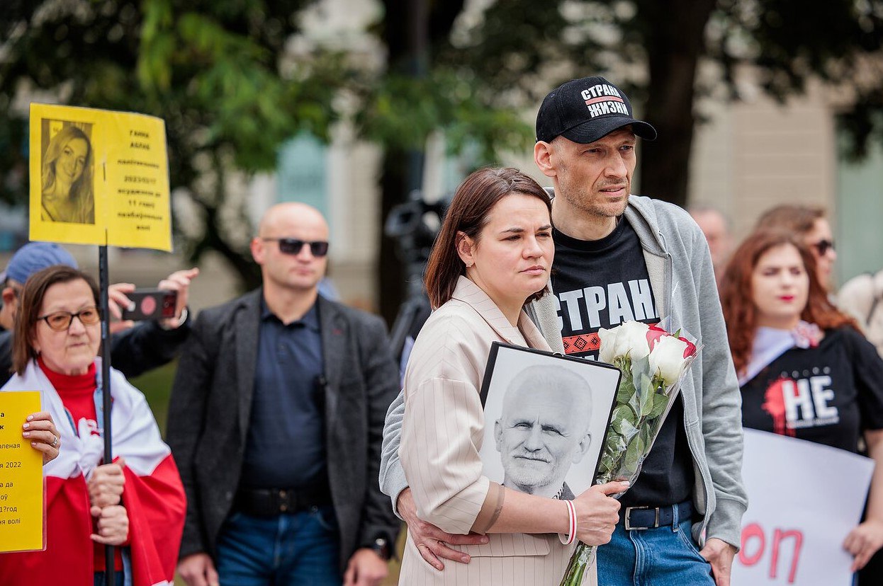 Белорусская оппозиция отмечает пятую годовщину массовых протестов      Белорусы, проживающие в Литве, в субботу организуют в Вильнюсе мероприятия, посвященные пятой годовщине массовых акций протеста.  «В 2020 году белорусы по всей стране восстали против режима Лукашенко. Мы объединились против насилия, несправедливости и лжи. Мы не знали, что нас ждёт, но точно знали, что так жить больше нельзя», – говорится в заявлении офиса лидера белорусской оппозиции Светланы Тихановской.  В субботу в честь участников массовых протестов будет организован велопробег  . Он начнётся у посольства Беларуси и завершится на столичной Лукишкской площади.  В полдень здесь пройдёт митинг  , после чего состоится шествие к посольству Беларуси. Там будут зажжены свечи    Участников памятных мероприятий призывают одеться в белый и красный цвета исторического белорусского флага.    По данным Департамента миграции, в настоящее время вид на жительство в Литве имеют около 52 тысяч граждан Беларуси.  Подробности – здесь  фото LRT