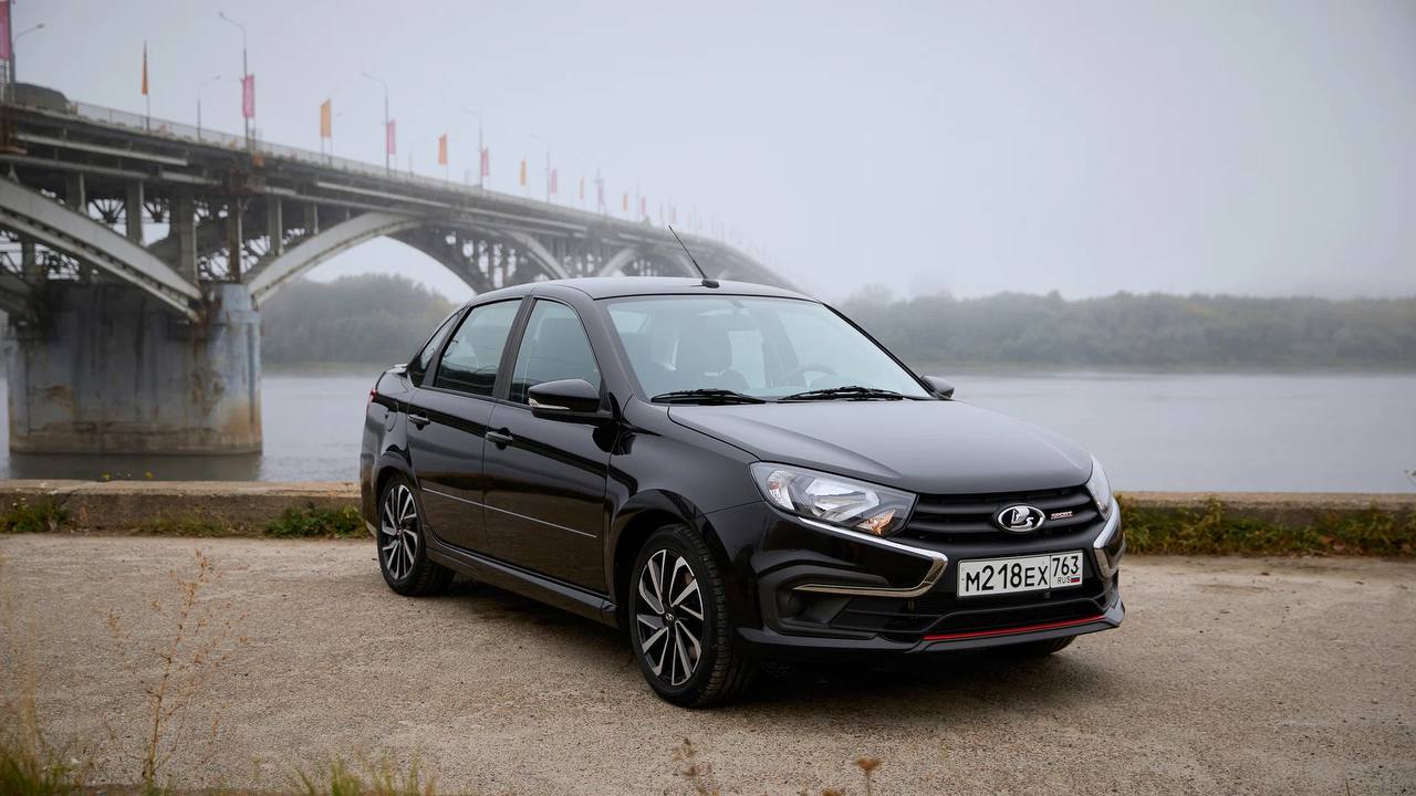 Самым дешевым новым автомобилем в июне 2025 года стала Lada Granta за 750 тыс. рублей В топ-10 самых дешевых авто на рынке РФ также входят Livan X3 Pro от 1,47 млн рублей , Changan Alsvin 1,5 млн рублей , УАЗ «Хантер» от 1,51 млн рублей , JAC JS3 от 1,55 млн рублей и Lada Largus от 1,66 млн рублей .