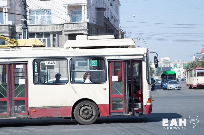 Старые троллейбусы перестанут ездить по Екатеринбургу Их место займут новые 50 машин, которые городские власти обещают закупить до конца 2025 года. Как пишет tg-канал «Екатеринбург. Главное», для того, чтобы эти троллейбусы появились в уральской столице, пришлось даже скорректировать бюджет. К концу года на улицах города должно быть 150 новых транспортных средств.