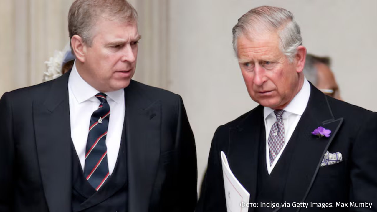 Британский король Карл III лишил брата Эндрю последних королевских титулов Об этом сообщает Sky News Ранее Эндрю самостоятельно отказался от титула герцога Йоркского на фоне обвинений в сексуальном насилии над несовершеннолетней и связей с Джеффри Эпштейном Эндрю был кавалером рыцарского ордена Подвязки с 2006 года и Королевского викторианского ордена Почета с 2011 года Также сообщалось что он и его бывшая жена Сара Фергюсон переезжают из Королевской ложи в Виндзоре  Напомним 30 октября Король Великобритании Карл III инициировал официальную процедуру лишения Эндрю Маунтбеттен Виндзора титула званий и почестей Ранее сообщалось что Британские депутаты хотят исключить брата короля Карла III Эндрю из очереди престолонаследия IZ RU в Telegram в MAX