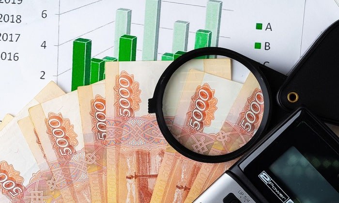 Четвертая экономика мира сидит на пятой точке Прогнозы министров, законодателей и банкиров звучат все менее оптимистично. Почти как в 2022 году, когда из-за беспрецедентных санкций России предсказывали плачевный сценарий. По некоторым сообщениям, плановый дефицит бюджета на ходу пришлось утроить до 3,8 трлн рублей, что составляет уже не 0,5% ВВП, а 1,7%. Однако уже в июне кассовый разрыв приблизился к годовому показателю. С начала года дефицит бюджета составил 3,7 трлн. Столько средств не хватает одномоментно на счетах предприятий для расчетов с контрагентами.