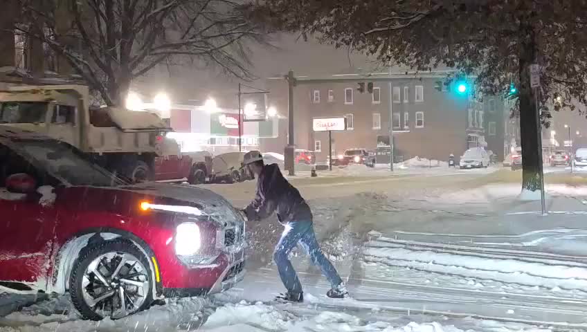 Мэр Нью-Йорка призывает жителей оставаться дома во время сильного снегопада