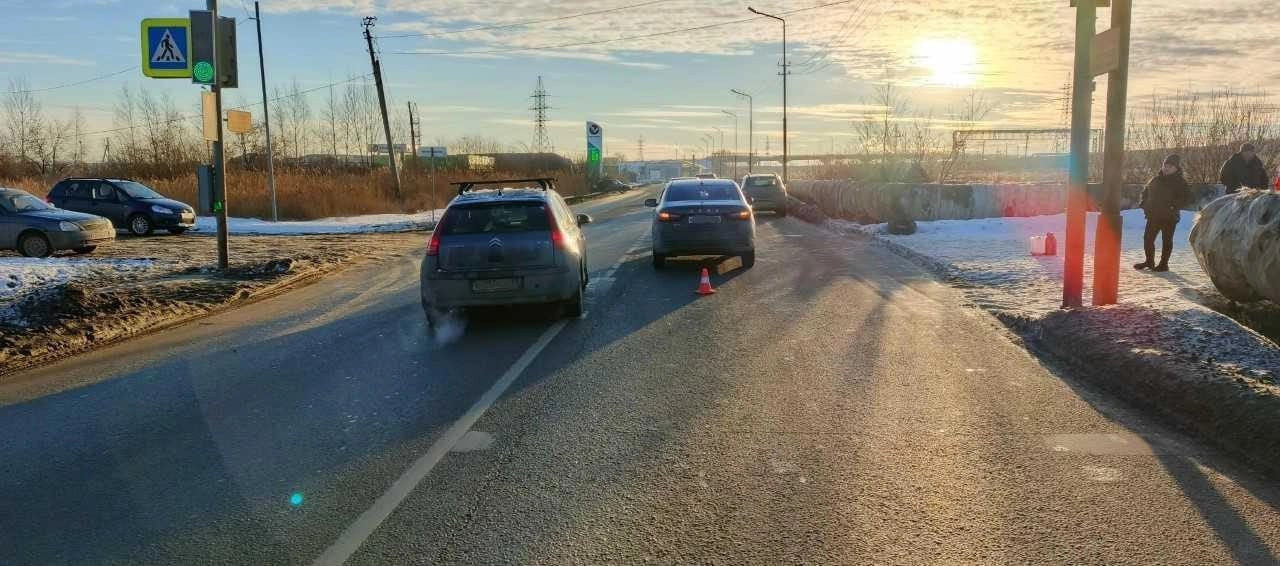 В Кургане 36-летняя водитель сбила двух пешеходов  ДТП произошло на перекрестке улиц Мостостроителей и Витебского. Женщина на Ладе наехала на пешеходов на переходе, когда для нее был красный свет.  60-летний мужчина попал в больницу с серьезными травмами. Молодому человеку 2001 года рождения назначено амбулаторное лечение.