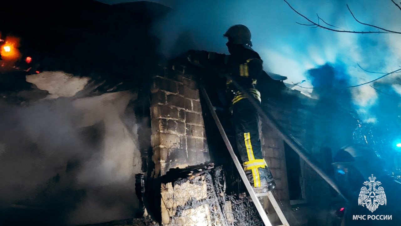 ‼ Пенсионер погиб на пожаре в Старобельском округе  Огонь вспыхнул в жилом доме в селе Нижняя Покровка. Причина возгорания: неисправность газового оборудования.   По информации ГУ МЧС России по ЛНР