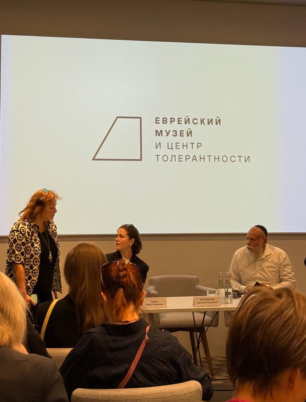 В Еврейском музее и центре толерантности стартовал новый сезон Собрали все самые яркие события осени 10 сентября открывается выставка От шелка до перламутра традиции экологичной моды народов России продлится до 30 ноября 19 сентября экспозиция Яков Чернихов Образ будущего Архитектурные фантазии русского авангарда с более чем 500 работами продлится до 11 января 21 октября выставка Еврейская свадьба архивные фото видео XX века и украшения из Эрмитажа 16 ноября выставка комиксов проекта КультМиксы В течение сезона проекты о книге Йохана Хейзинги Человек играющий и гастрольная экспозиция Александра Боровского Весть из Русского музея Юбилейные события 100 летие Майи Плисецкой 90 лет премьере Короля Лира с Соломоном Михоэлсом 90 лет киностудии Союзмультфильм И ещё важная новость в этом году стартует новая программа Каждый важен для младших школьников Она посвящена темам буллинга дружбы взаимопонимания и уважения Раньше центр работал только с подростками а теперь открывает пространство и для самых юных посетителей На открытии нового сезона присутствовал просветительский проект Acme поддержавший запуск программы и культурных инициатив музея Автор текста Жиганова Кристина Сергеевна