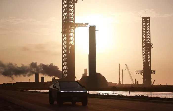 Старт многоразового грузового корабля Cargo Dragon компании SpaceX к МКС планировавшийся в среду по московскому времени перенесен на сутки в связи с неблагоприятными погодными условиями Теперь запуск корабля с помощью ракеты носителя Falcon 9 в рамках миссии CRS 34 предполагается осуществить в среду в 18 50 по времени Восточного побережья США в четверг в 01 50 по Москве с 40 го стартового комплекса базы американских космических сил на мысе Канаверал в штате Флорида Корабль доставит на станцию около 2 3 тонны продовольствия а также оборудование и материалы для проведения десятков научных экспериментов ее экипажем Фото NurPhoto via Getty Images interfaxonline