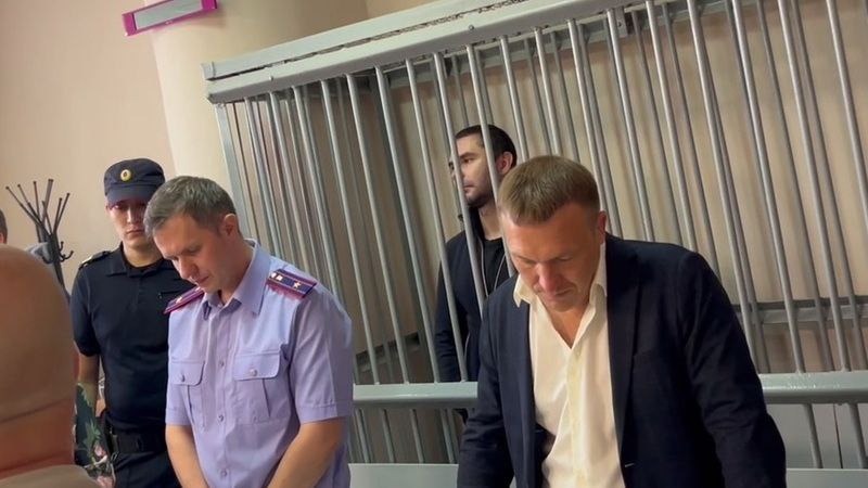 Суд Оренбурга продлил братьям Макаровым срок содержания в СИЗО до 31 октября Сегодня, 28 июля, Ленинский районный суд Оренбурга продлил меру пресечения Макару и Егору Макаровым. Фигуранты уголовного дела о перестрелке возле отеля «Hilton» в Оренбурге останутся в СИЗО до 31 октября. Сторона защиты просила заменить содержание под стражей домашним арестом. Но им было отказано. Постановление суда еще не вступило в законную силу.