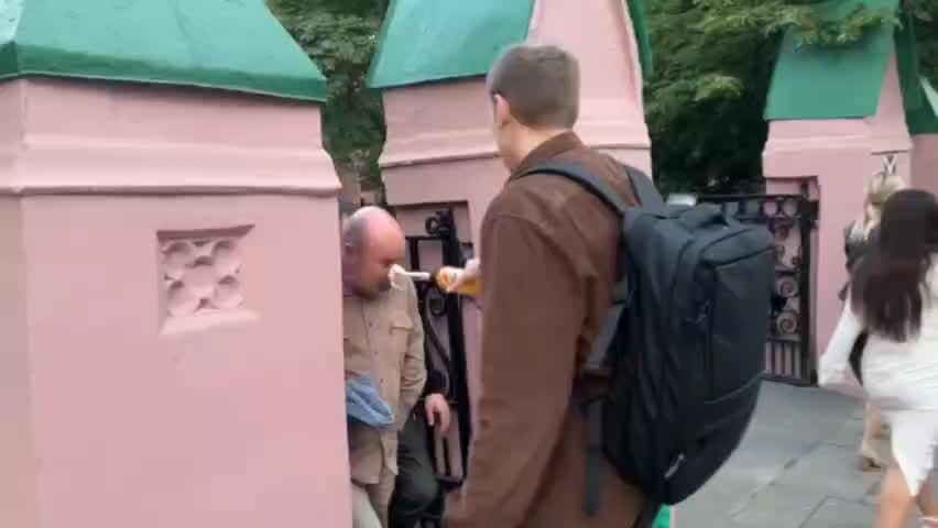 Борис Якеменко подвергся атаке кефиром от протестующих патриотов