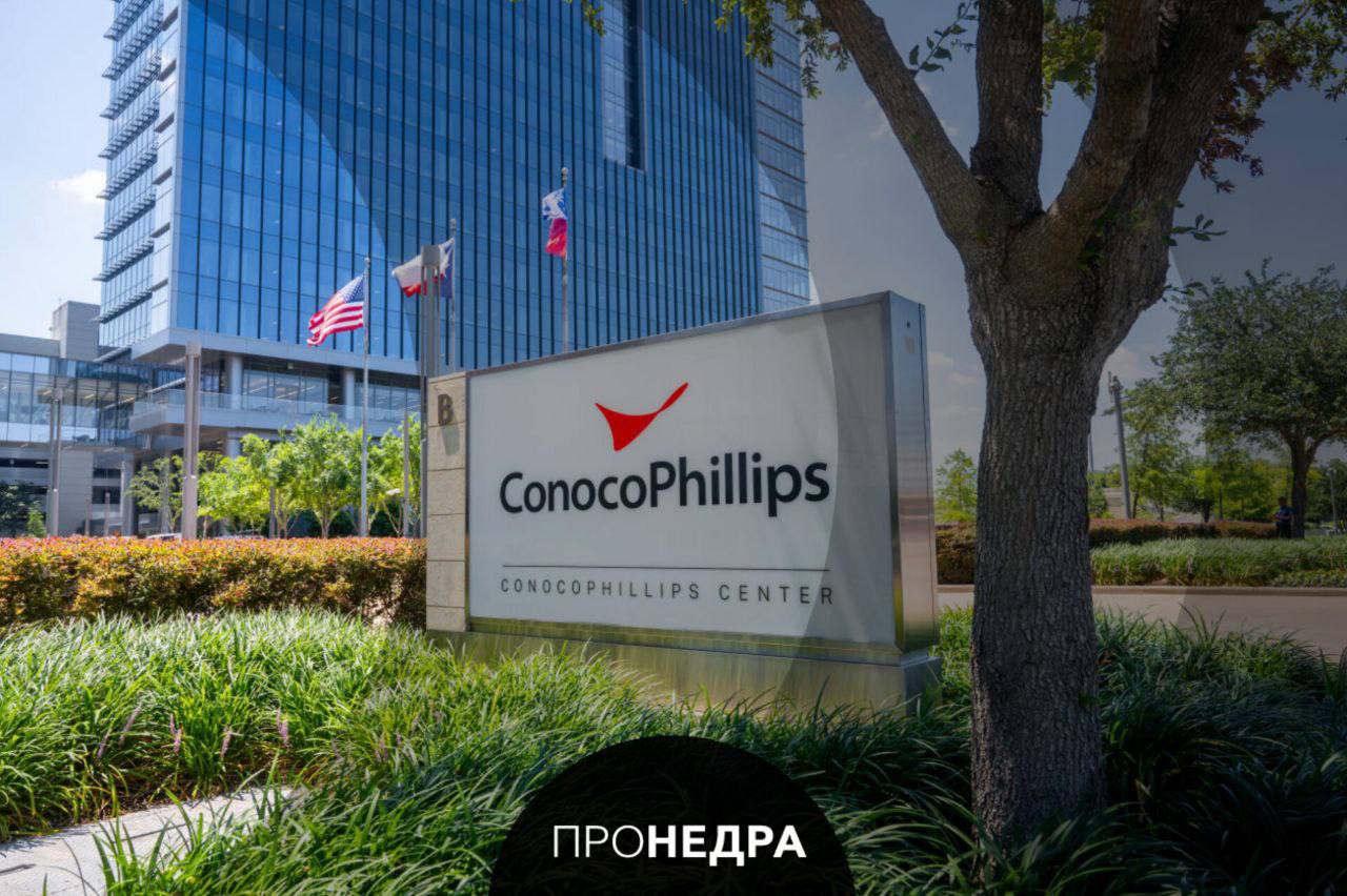 ConocoPhillips сократит 25 своего персонала к концу года ConocoPhillips планирует уменьшить штат на 20 25 в ходе масштабной реструктуризации Сокращения затронут все подразделения и регионы первые увольнения ожидаются уже в четвертом квартале 2025 год Решение связано с программой Competitive Edge и интеграцией после сделки с Marathon Oil Компания упрощает структуру централизует сервисы и устраняет дублирующие функции Массовые сокращения объявили и другие нефтегазовые гиганты Chevron планирует уволить до 8000 сотрудников к 2026 году BP около 6200 офисных работников и 4400 подрядчиков Пронедра Подписывайся