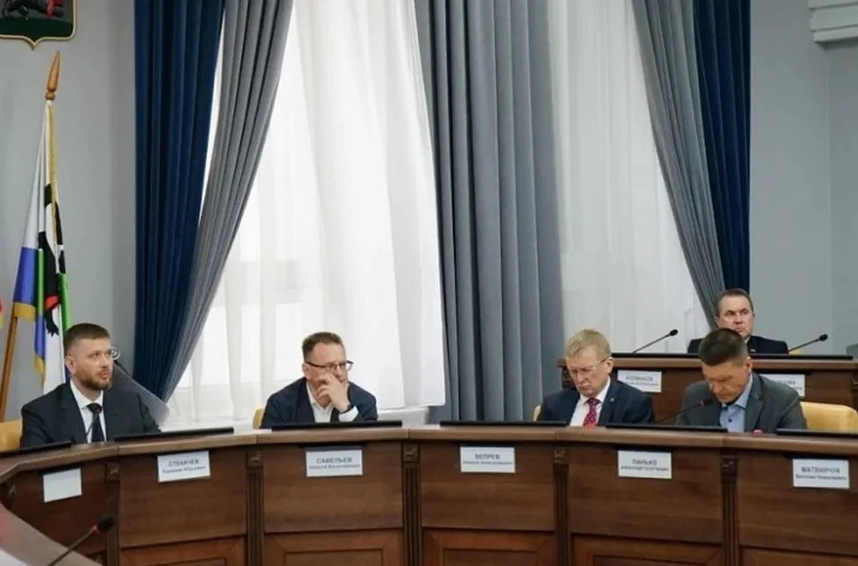 В Думе Иркутска прошли депутатские слушания посвященные возможному ограничению использования средств индивидуальной мобильности в пешеходных зонах города и временном интервале с 12 00 по 23 00 Вопрос поднят депутатом Сергеем Юдиным из за острой проблемы с электросамокатами и безопасностью передвижения на них Для окончательного принятия решения необходимо учесть мнение жителей поэтому депутаты предлагают иркутянам выразить свою позицию и идеи через обращения в администрацию города По данным и о заместителя мэра председателя комитета по экономике и стратегическому планированию администрации Ольги Мартихаевой чаще всего происшествия с участием СИМ случаются в теплое время года рост начинается в апреле Так почти за два года на территории Иркутска произошло 46 ДТП В результате пострадали 45 человек 17 из них несовершеннолетние один погиб Эту ситуацию необходимо решать так как безопасность жителей превыше всего А статистика показывает что пострадавшими часто становятся дети Если выбирать между смертностью жителей и угрозой бизнеса то мы выберем первое прокомментировал председатель Думы Евгений Стекачев Однако также хотелось бы узнать мнение самих иркутян и какие выходы из ситуации видят они чтобы уменьшить количество ДТП с электросамокатами и другими СИМ Опыт таких городов как Москва Санкт Петербург Казань Воронеж показывает что практика регулирования деятельности электросамокатов в стране существует Администрация города разрабатывает нормативно правовой документ согласно которому планируется запретить передвижение на подобных устройствах на определенных территориях например на площади и сквере Кирова мемориальном комплексе Вечный Огонь Нижней набережной Ангары от памятника Александру III до бульвара Гагарина в дни проведения массовых мероприятий Также предлагается на детских и спортивных площадках пешеходных зонах шириной менее 1 5 метра ограничить скорость до 10 км ч на определенных участках Данные ограничения предлагаются как для прокатных средств передвижения так и личных Обсуждаются и требования к парковке СИМ Ответственность за соблюдение правил на прокатных самокатах будут нести операторы которые обязаны обеспечить автоматическое завершение аренды вне согласованных мест размещения Я согласен по вопросу ограничений Но я хотел бы обратить внимание на то что при проектировании наших дорог необходимо учитывать вело пешеходную сеть И тогда в дальнейшем жители смогут использовать велосипеды СИМы вместо автомобилей по развитой инфраструктуре как быстрый способ передвижения по городу отметил депутат по избирательному округу 13 Григорий Ильичев Работа над нормативной базой будет продолжена Повторно обсудить эту тему планируется в июне на площадке Думы