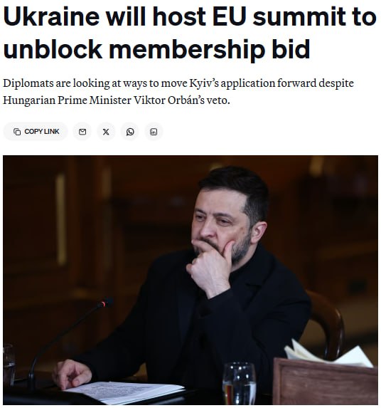 Ведущие министры Европейского союза посетят Украину в декабре чтобы подтвердить политическую поддержку вступления страны в блок сообщает Politico Неофициальный саммит министров по европейским делам пройдет во Львове 10 11 декабря Мероприятие организовано совместно Данией которая в настоящее время председательствует в Совете ЕС и украинским вице премьером Тарасом Качкой Планы проведении встречи во Львове появились на фоне трудностей Брюсселя с выполнением обещаний о прямой поддержке Украины поскольку предложение о предоставлении кредита в размере 140 млрд за счет замороженных российских активов все еще не реализовано из за активного сопротивления Бельгии В приглашении направленном в европейские столицы говорится что главным предметом обсуждения станет прогресс Украины на пути к членству в ЕС и что встреча должна подтвердить политическую поддержку реформ и интеграционных усилий Киева Собравшись в Украине мы направим четкий и единый политический сигнал о том что будущее Украины в ЕС говорится в письме Саммит станет первой встречей подобного уровня проходящей на территории Украины и по мнению европейских дипломатов носит в основном символический характер Брюссель стремится продемонстрировать единство в вопросе интеграции Украины несмотря на сопротивление премьер министра Венгрии Виктора Орбана который пообещал заблокировать начало официальных переговоров о вступлении Идея в том чтобы сделать как можно больше без необходимости ожидать решение Венгрии И тогда когда у Венгрии больше не будет права вето мы сможем действовать без задержек сказал один из чиновников пожелавший остаться анонимным ЕС уже несколько месяцев пытается найти способ обойти венгерское вето в том числе через реализацию идеи форвардной загрузки начала технической подготовки Украины и Молдовы к переговорам без формального политического одобрения Этот шаг позволит Киеву ускорить проведение реформ если политическая блокада будет снята С момента получения статуса кандидата в 2022 году Украина провела ряд структурных реформ в судебной и антикоррупционной сферах несмотря на продолжающийся конфликт с Россией Президент страны Владимир Зеленский на прошлой неделе заявил что Киев заслужил справедливое членство в ЕС и будет добиваться этого после завершения войны По оценке экспертов саммит во Львове призван укрепить политический сигнал единства внутри ЕС и сохранить давление на Будапешт Однако без конкретных решений по вопросу вето и долгосрочного финансирования Украины встреча рискует остаться скорее жестом солидарности чем поворотным моментом для европейской интеграции страны