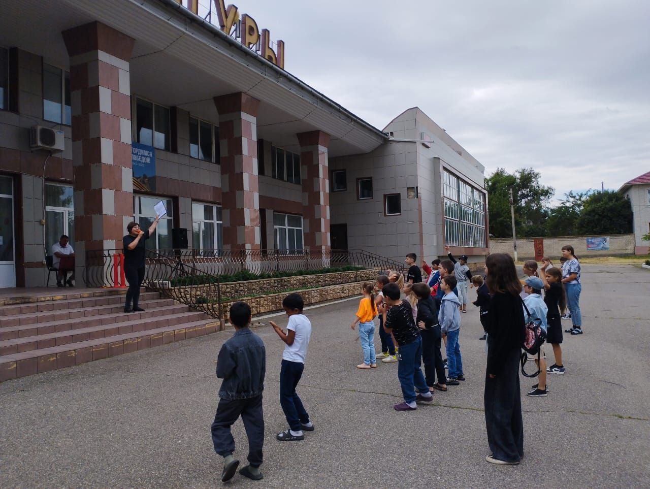 Спорт — наше здоровье  Работники Дома культуры села Журавского провели спортивную программу «Спорт — наше здоровье».   Спортивная программа началась с разминки-зарядки. В основной части мероприятия – эстафетах —  командам были предложены занимательные конкурсы с бегом, прыжками, эстафеты с мячами, с прыгалками, где они смогли проявить свои спортивные, умственные способности и навыки. Участвуя в спортивных эстафетах ребята почувствовали себя настоящим коллективом!   В итоге победила дружба. Ребята получили заряд бодрости и энергии и, конечно же, много полезной информации.  Информация и фото: ЖСКО